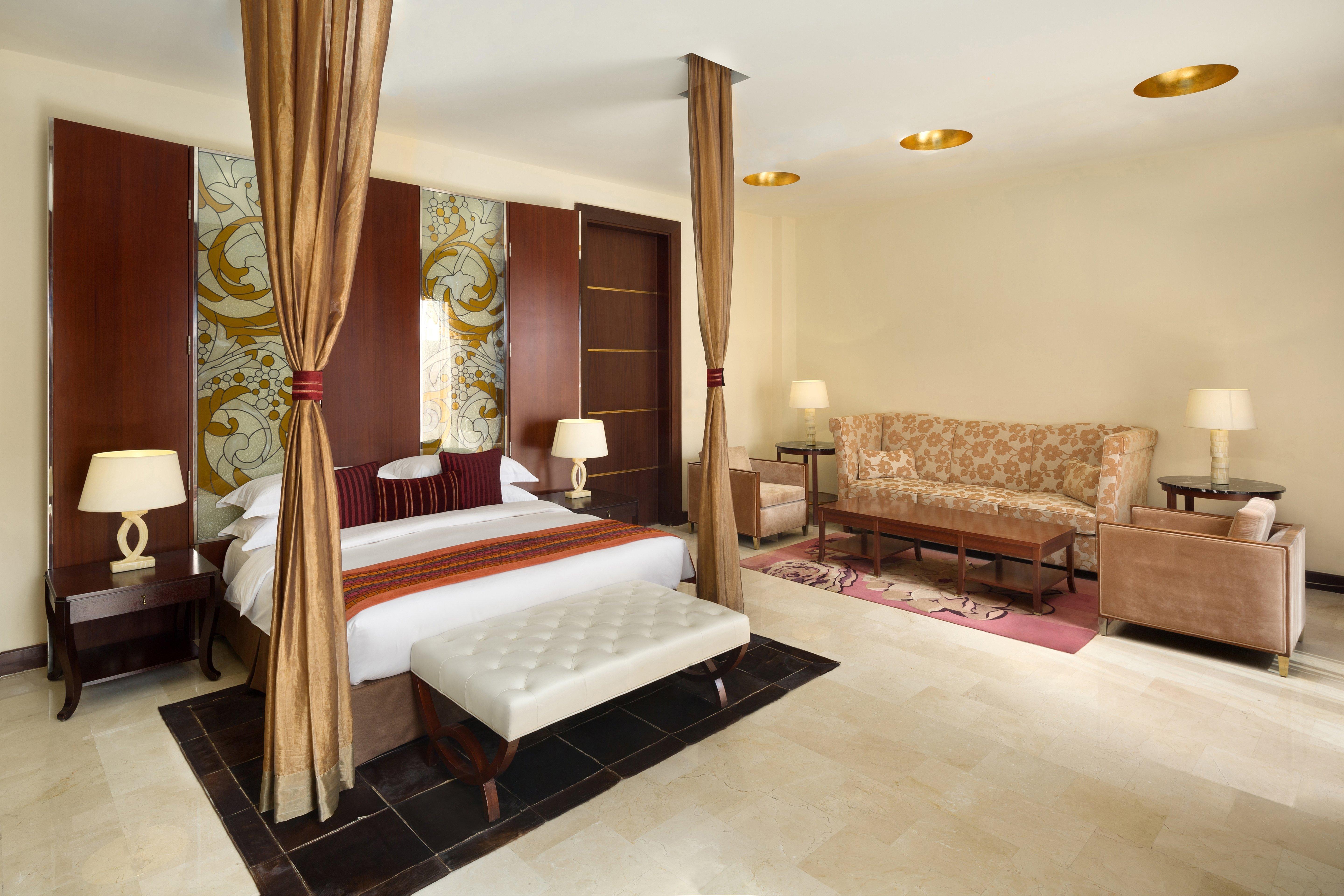 クラウン プラザ ホテル アル コバール アル・コバール エクステリア 写真 A bedroom at the Taj Mahal Palace, Mumbai
