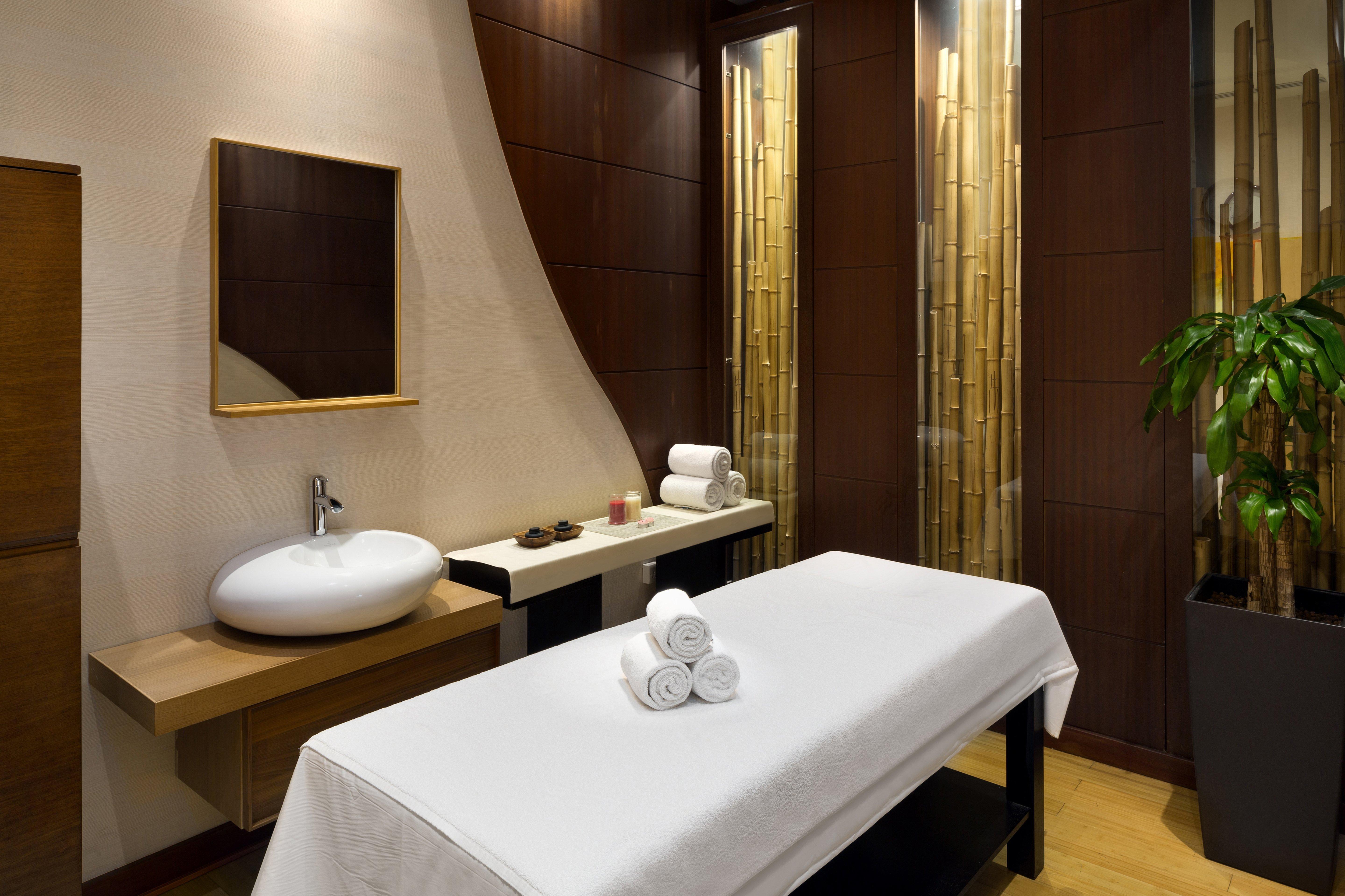 クラウン プラザ ホテル アル コバール アル・コバール エクステリア 写真 A massage table