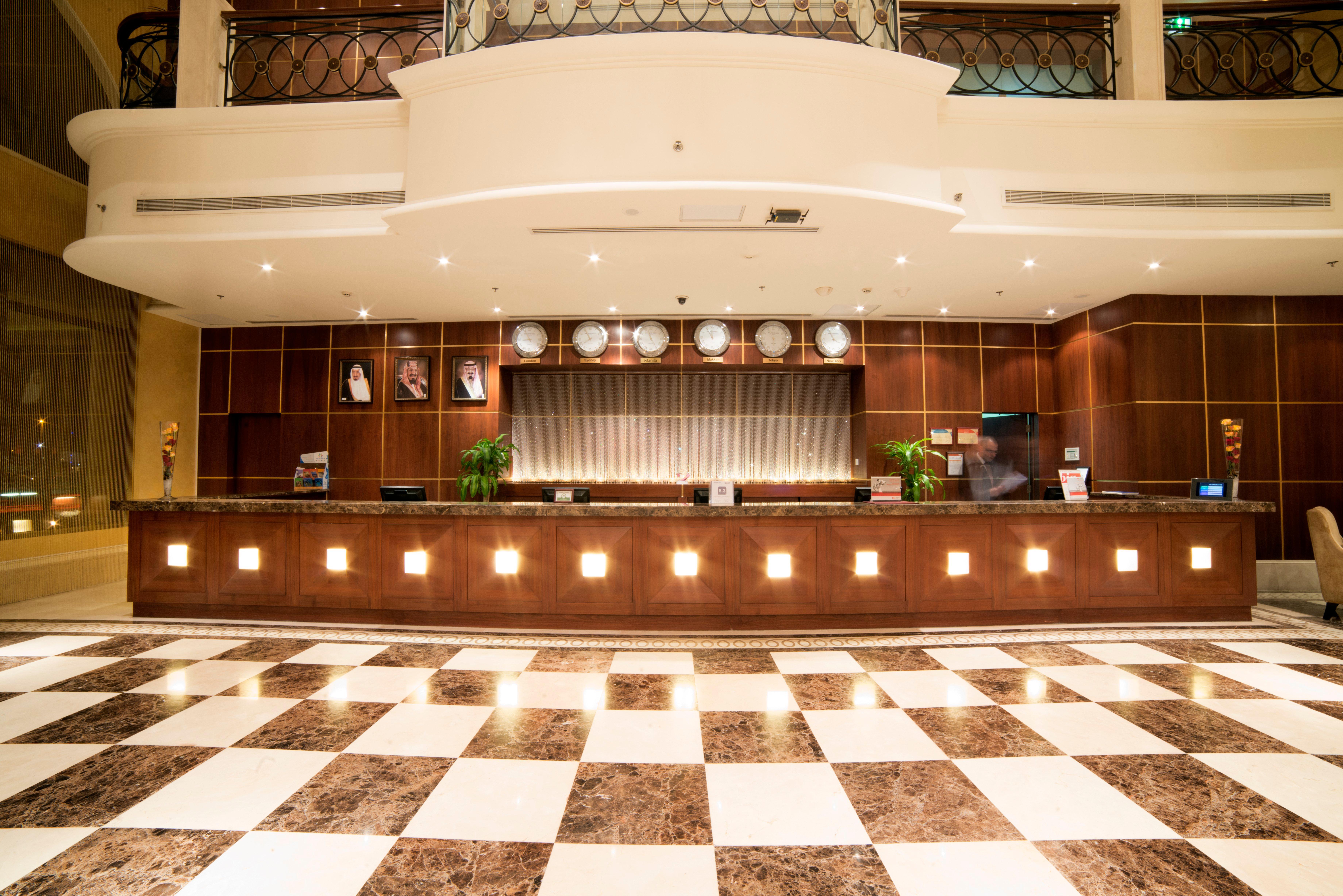 クラウン プラザ ホテル アル コバール アル・コバール エクステリア 写真 The lobby of the hotel