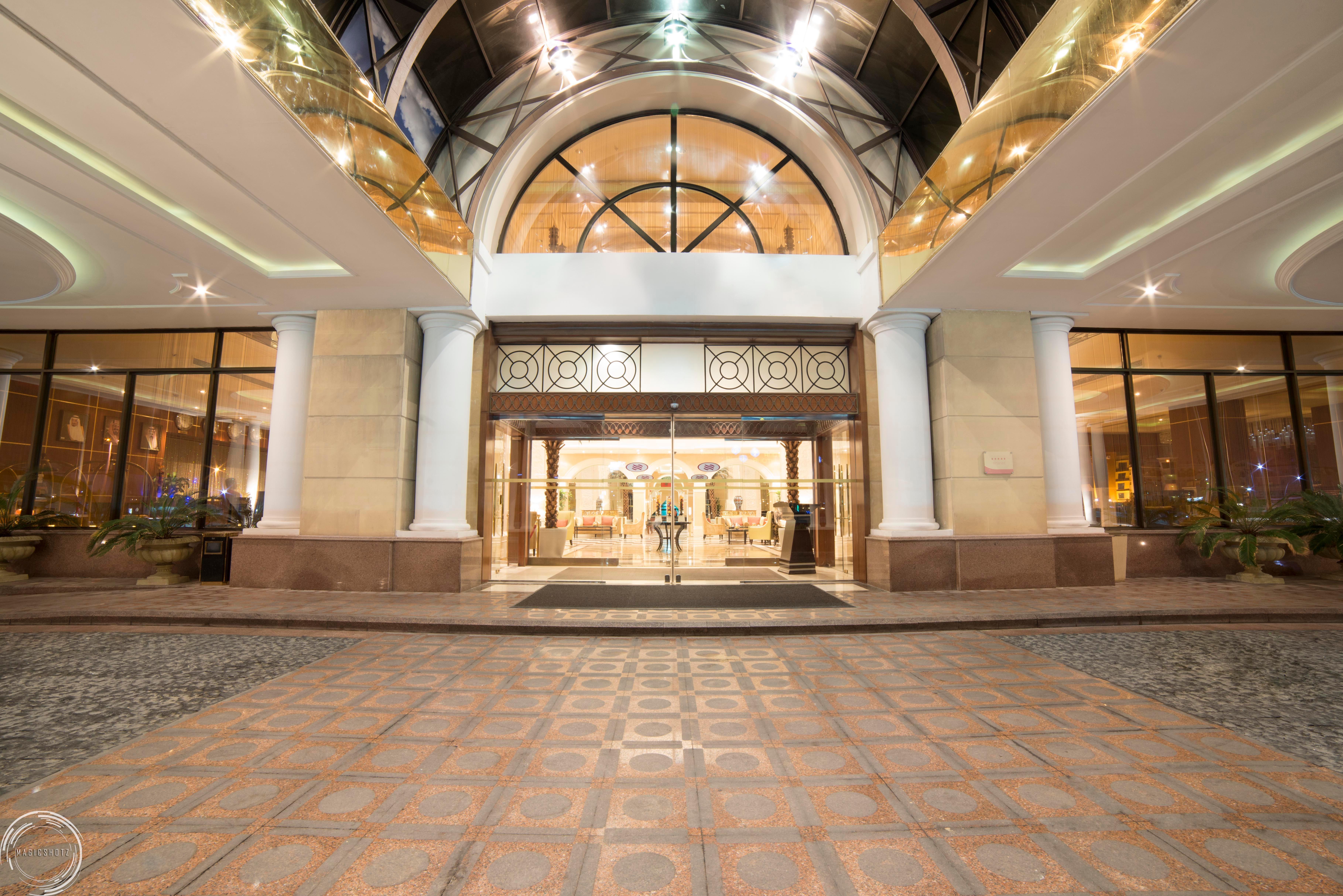 クラウン プラザ ホテル アル コバール アル・コバール エクステリア 写真 Entrance to the hotel