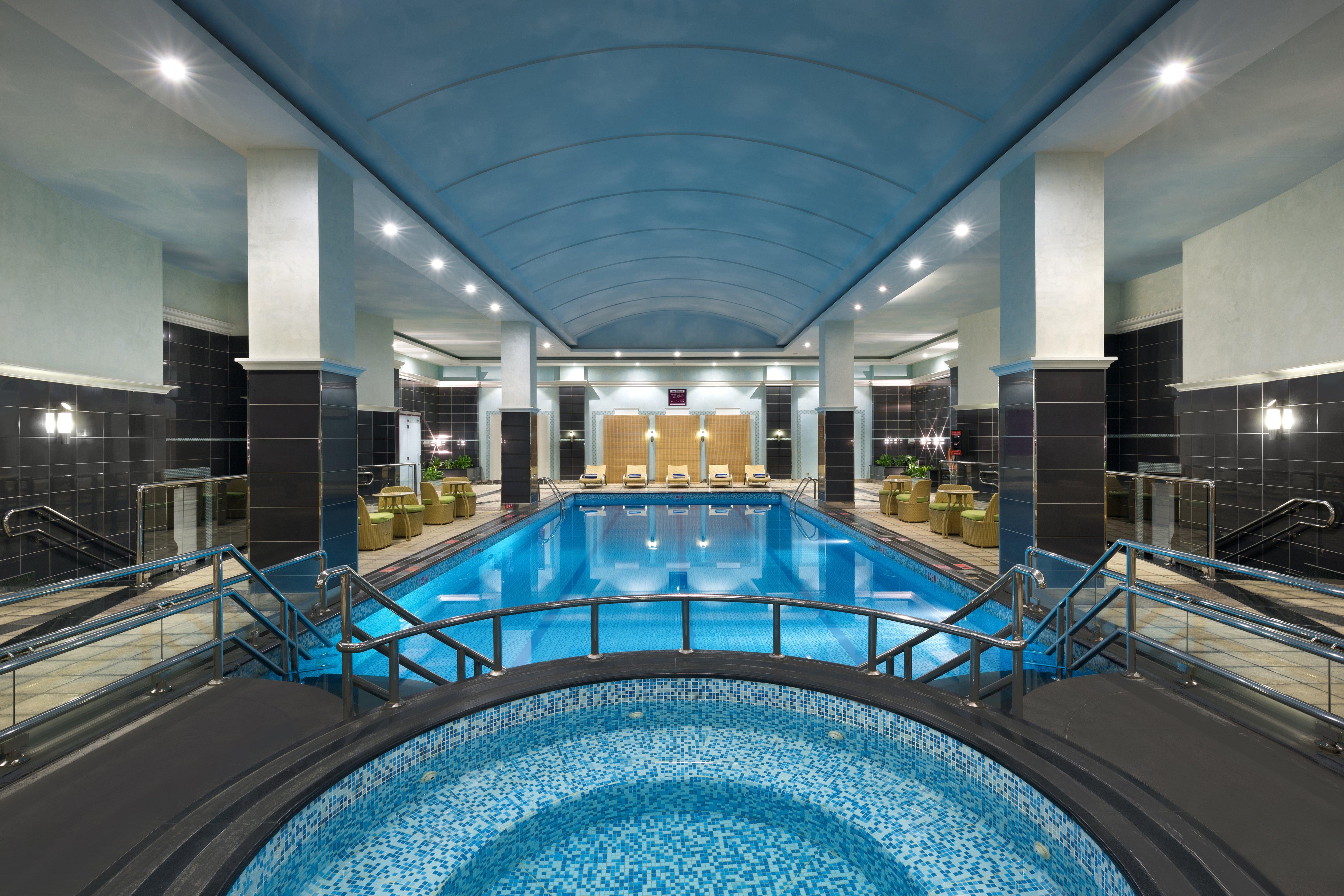 クラウン プラザ ホテル アル コバール アル・コバール エクステリア 写真 The swimming pool at the hotel