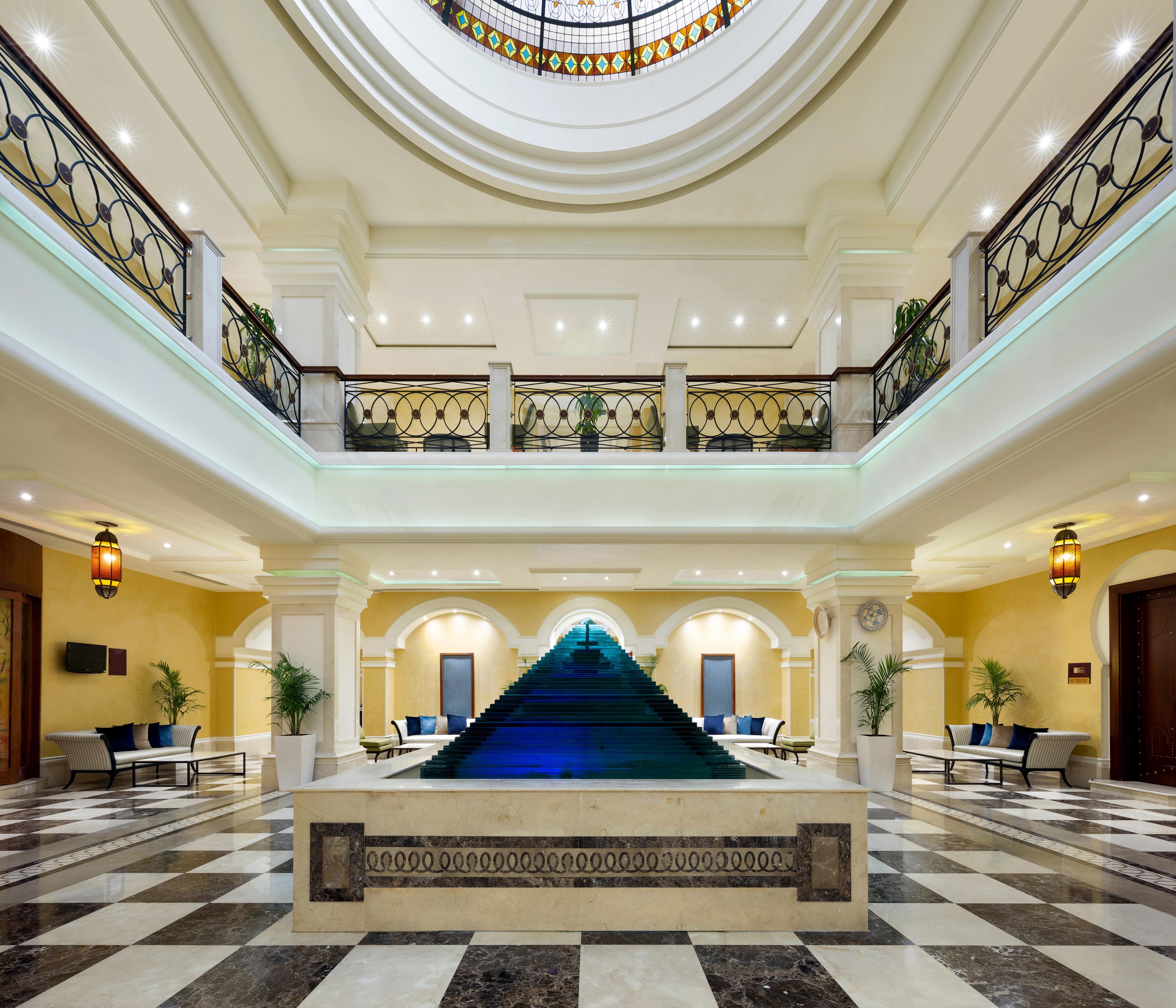 クラウン プラザ ホテル アル コバール アル・コバール エクステリア 写真 The pyramid fountain at the lobby of the hotel