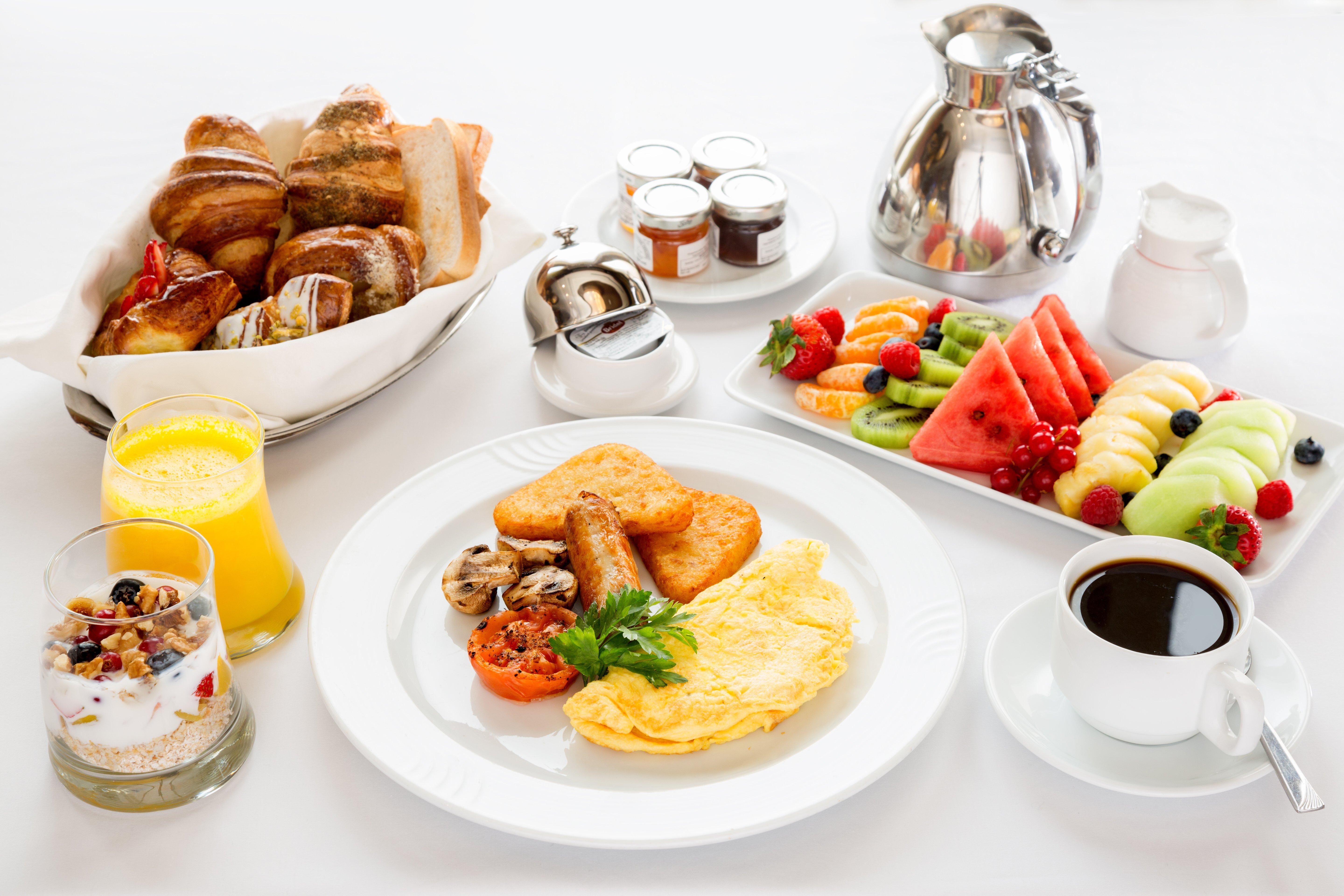 クラウン プラザ ホテル アル コバール アル・コバール エクステリア 写真 A typical breakfast