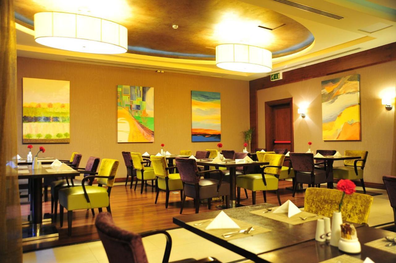 クラウン プラザ ホテル アル コバール アル・コバール エクステリア 写真 The interior of the restaurant
