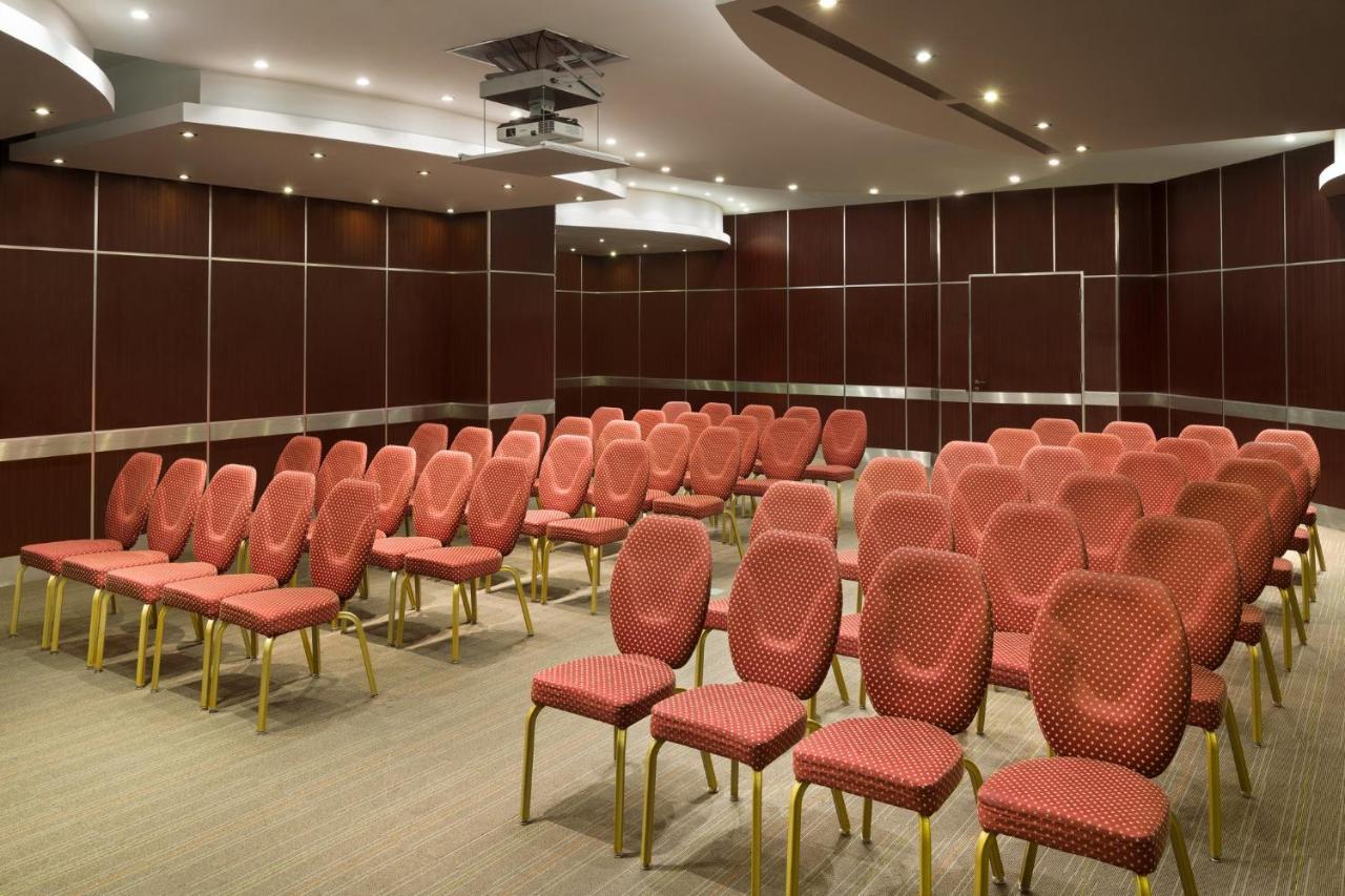 クラウン プラザ ホテル アル コバール アル・コバール エクステリア 写真 A typical meeting room