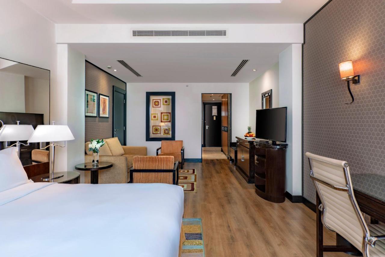 クラウン プラザ ホテル アル コバール アル・コバール エクステリア 写真 A room at the hotel